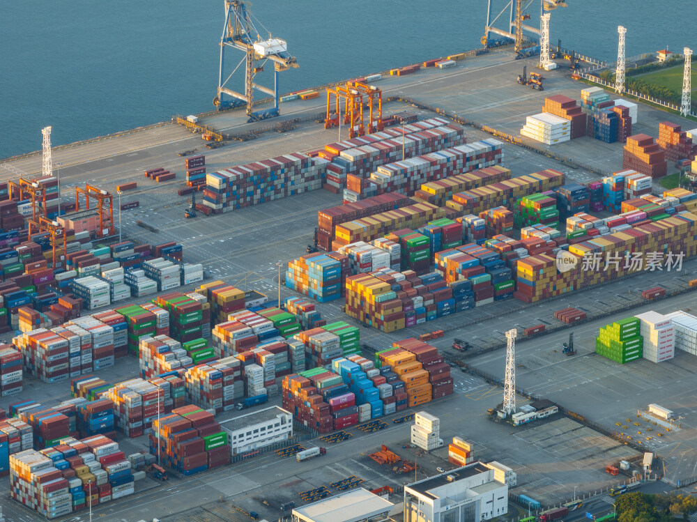 深圳盐田港繁忙港口货物集装箱夜景蓝调航拍