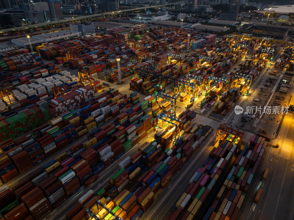 深圳盐田港繁忙港口货物集装箱夜景蓝调航拍