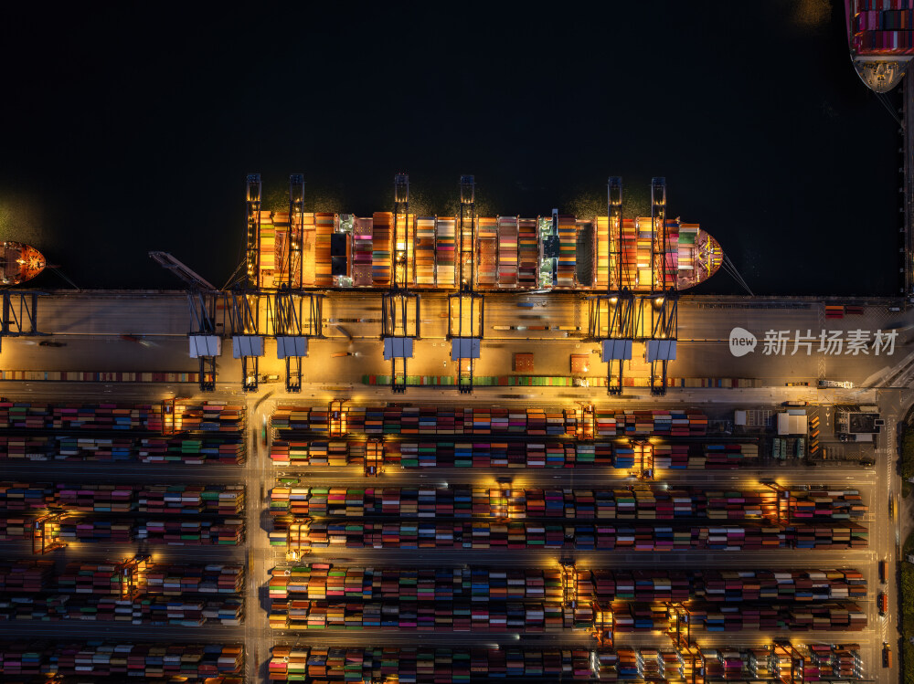 深圳盐田港繁忙港口货物集装箱夜景蓝调航拍