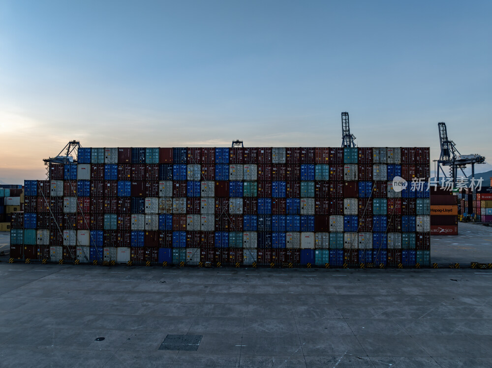 深圳盐田港繁忙港口货物集装箱夜景蓝调航拍