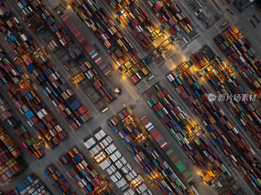 深圳盐田港繁忙港口货物集装箱夜景蓝调航拍