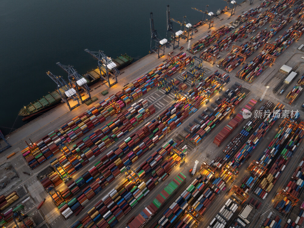 深圳盐田港繁忙港口货物集装箱夜景蓝调航拍