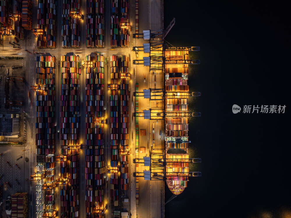 深圳盐田港繁忙港口货物集装箱夜景蓝调航拍