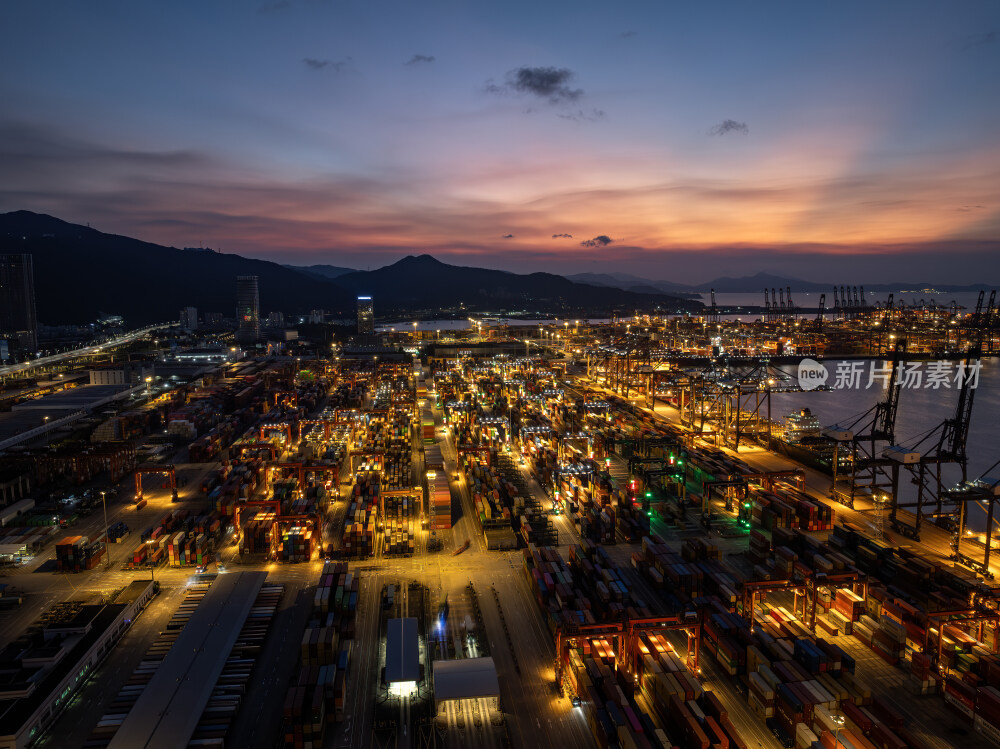深圳盐田港繁忙港口货物集装箱夜景蓝调航拍