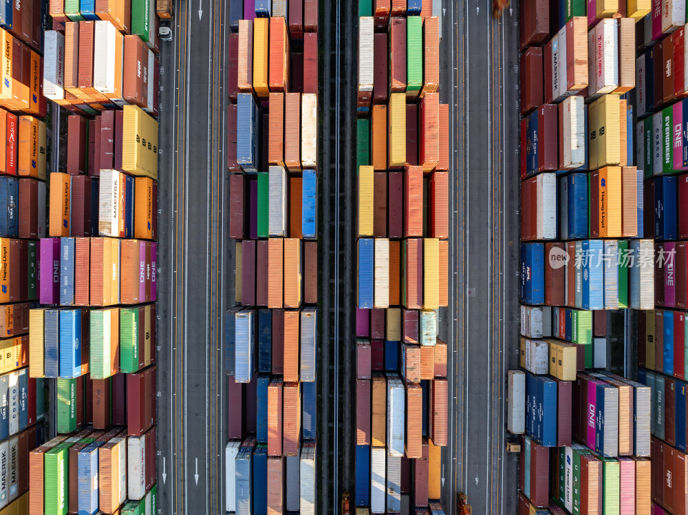 深圳盐田港繁忙港口货物集装箱夜景蓝调航拍