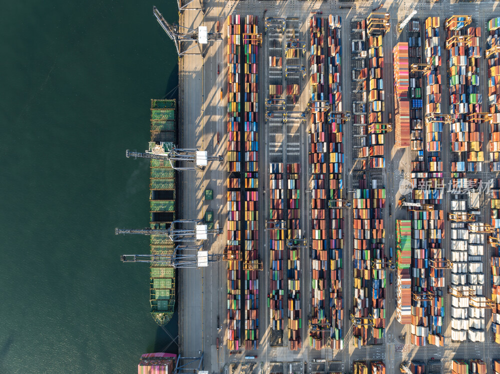 深圳盐田港繁忙港口货物集装箱夜景蓝调航拍