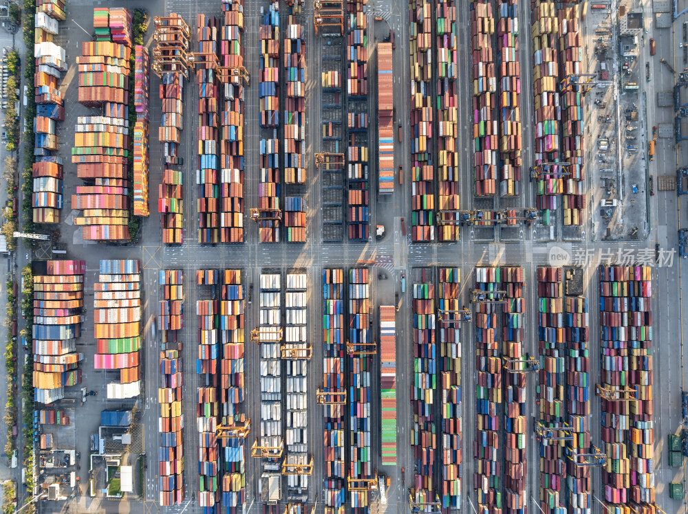 深圳盐田港繁忙港口货物集装箱夜景蓝调航拍