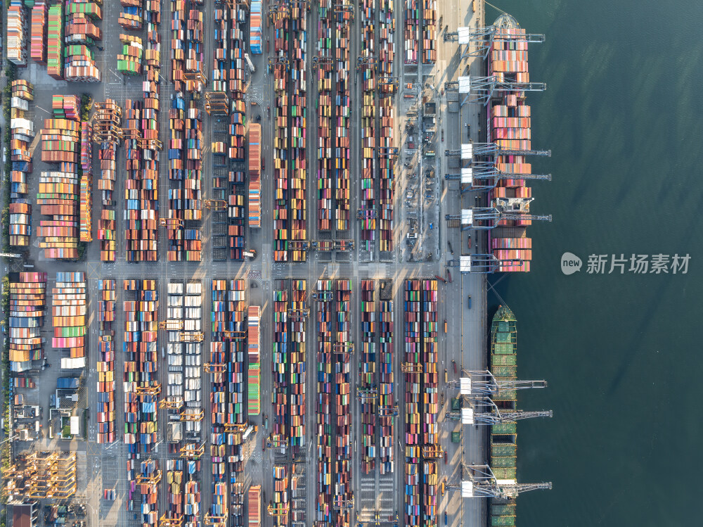 深圳盐田港繁忙港口货物集装箱夜景蓝调航拍