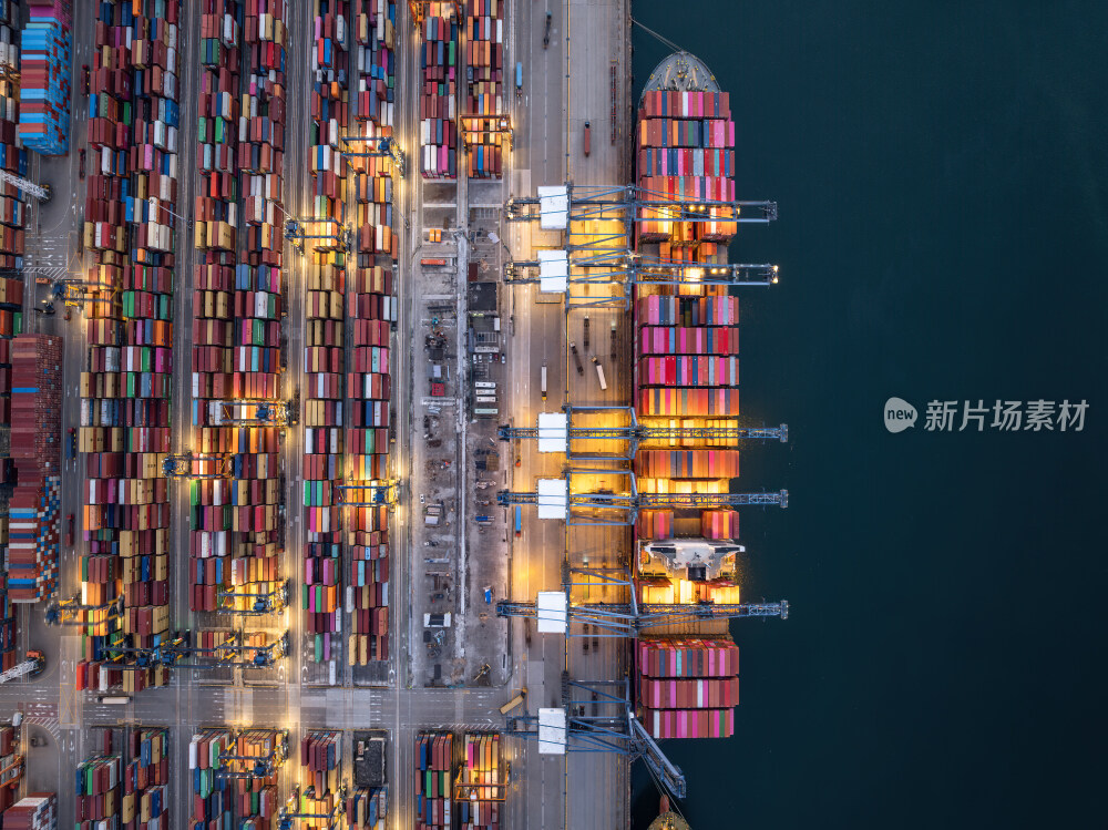 深圳盐田港繁忙港口货物集装箱夜景蓝调航拍