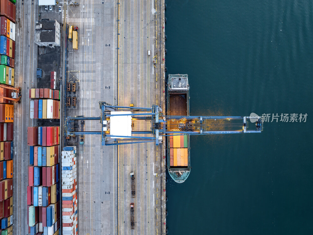 深圳盐田港繁忙港口货物集装箱夜景蓝调航拍