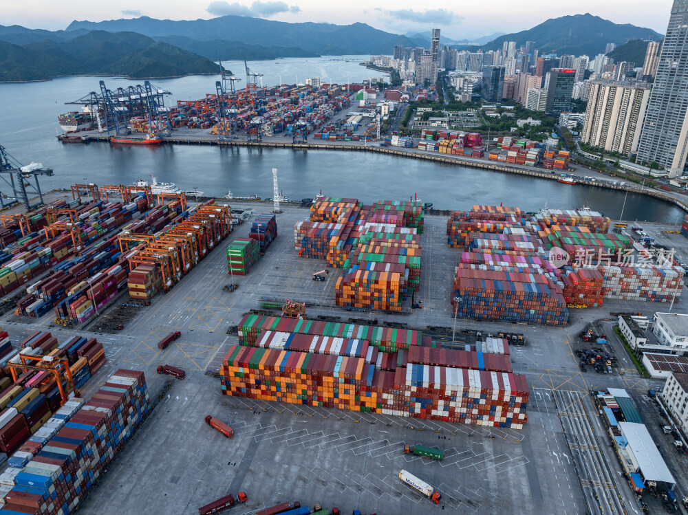 深圳盐田港繁忙港口货物集装箱夜景蓝调航拍