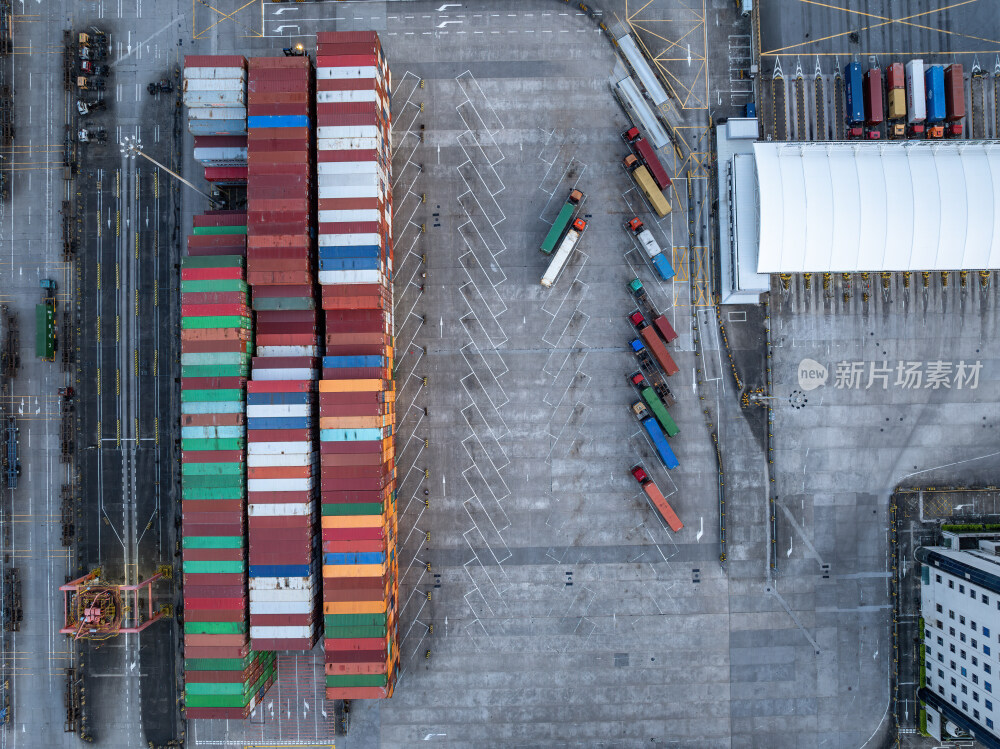 深圳盐田港繁忙港口货物集装箱夜景蓝调航拍