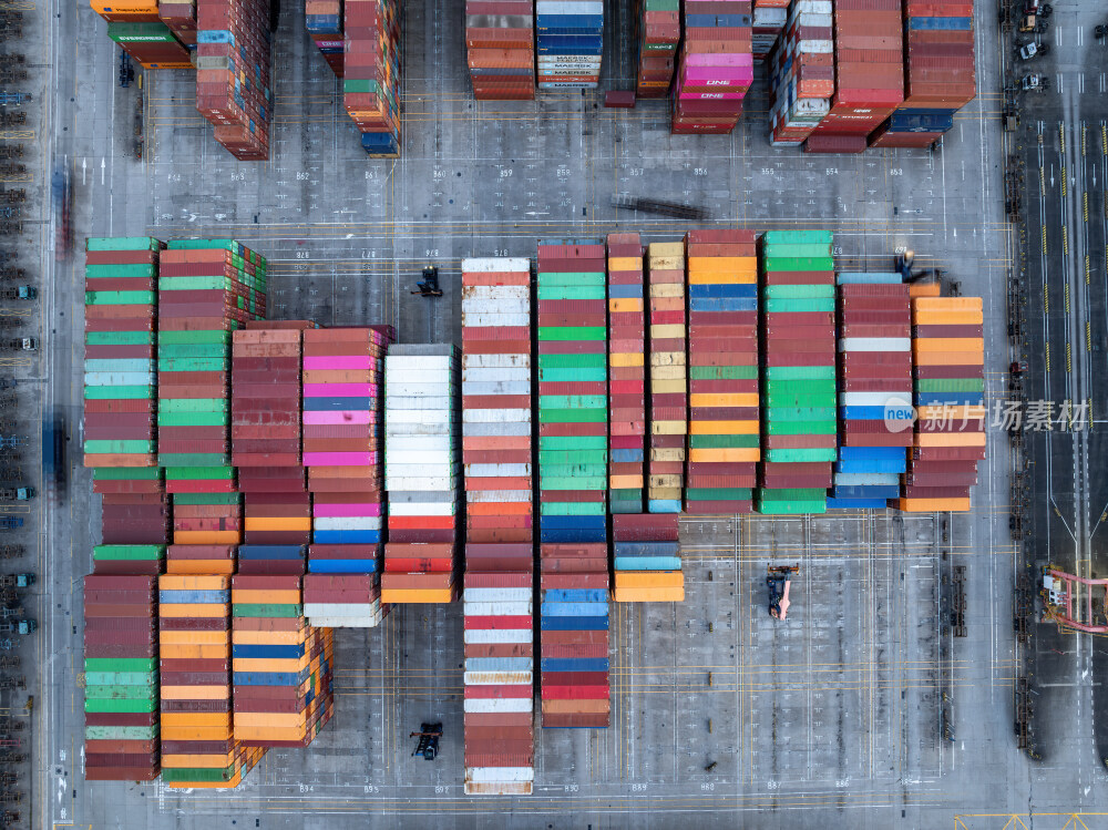 深圳盐田港繁忙港口货物集装箱夜景蓝调航拍