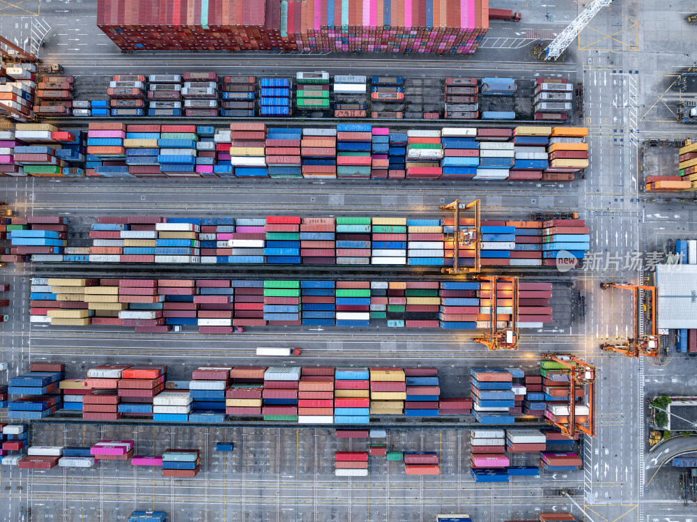 深圳盐田港繁忙港口货物集装箱夜景蓝调航拍