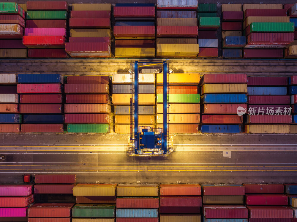 深圳盐田港繁忙港口货物集装箱夜景蓝调航拍