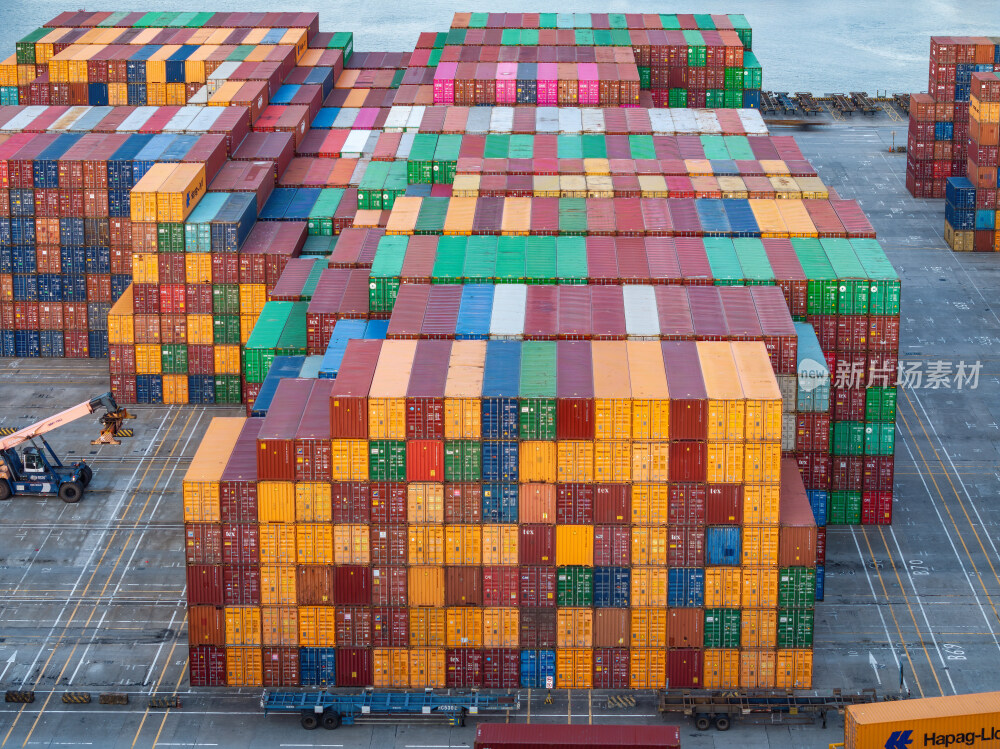 深圳盐田港繁忙港口货物集装箱夜景蓝调航拍