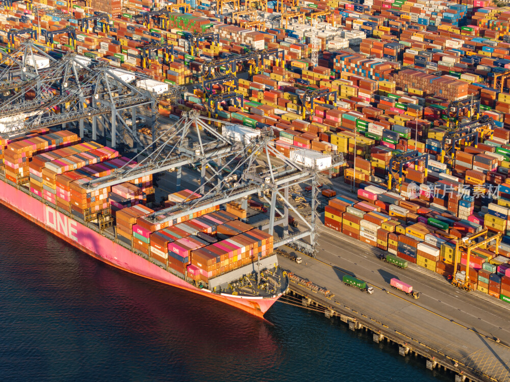 深圳盐田港繁忙港口货物集装箱夜景蓝调航拍