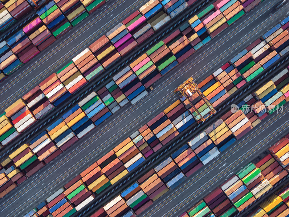 深圳盐田港繁忙港口货物集装箱夜景蓝调航拍