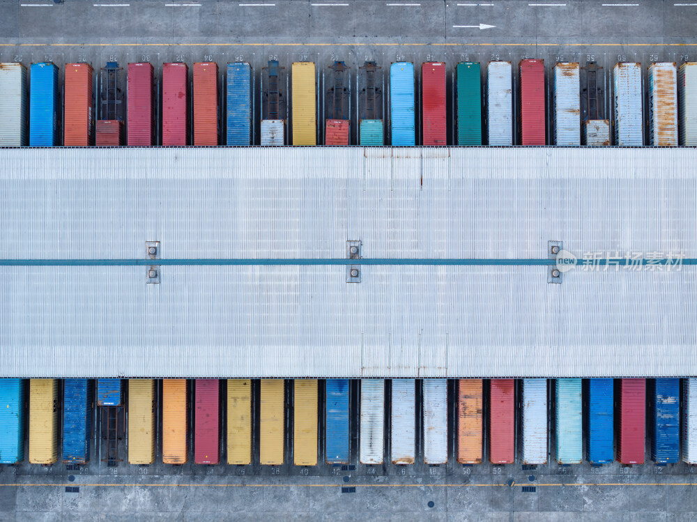 深圳盐田港繁忙港口货物集装箱夜景蓝调航拍