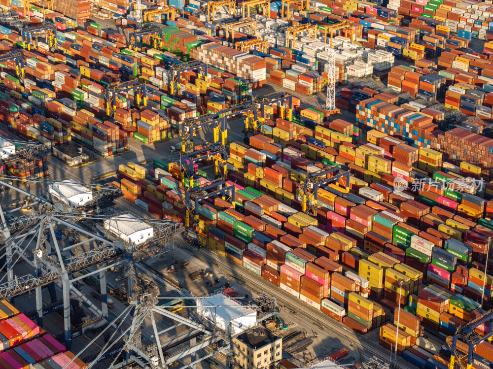 深圳盐田港繁忙港口货物集装箱夜景蓝调航拍