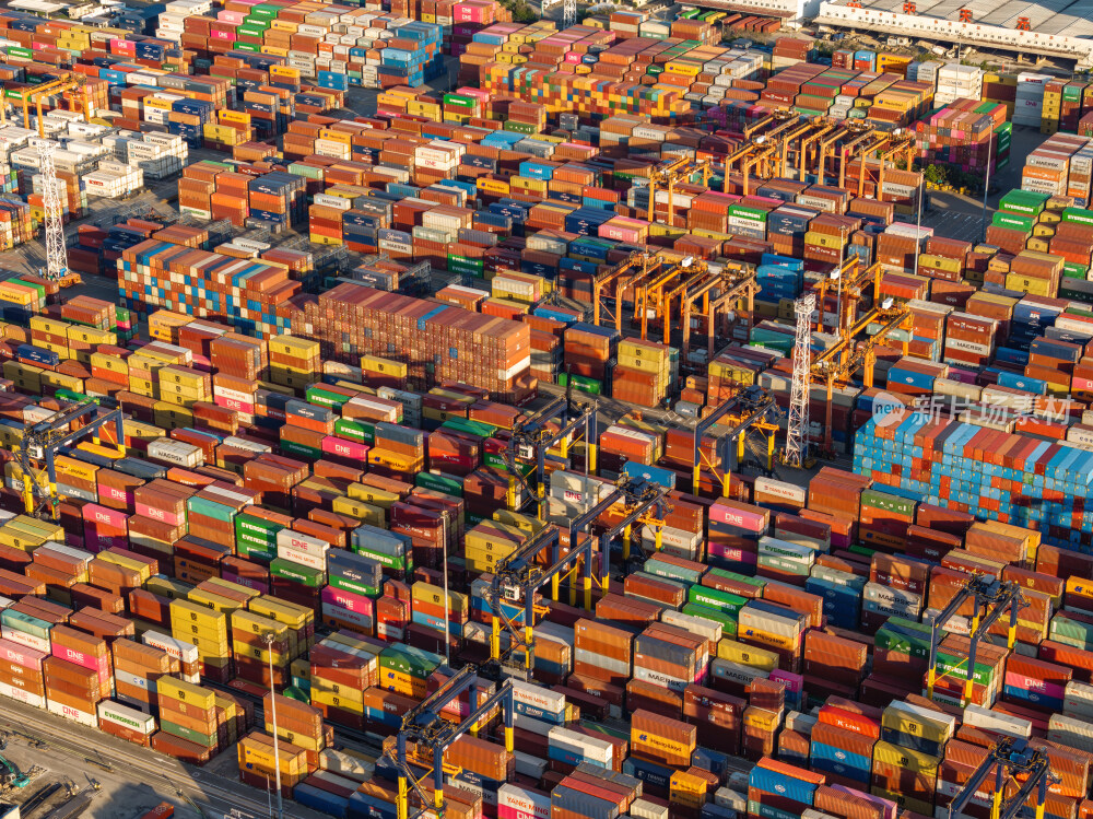 深圳盐田港繁忙港口货物集装箱夜景蓝调航拍
