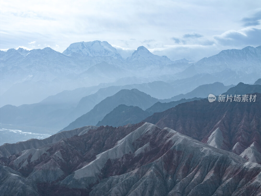 新疆南疆阿克苏库车天山红山石林大峡谷航拍