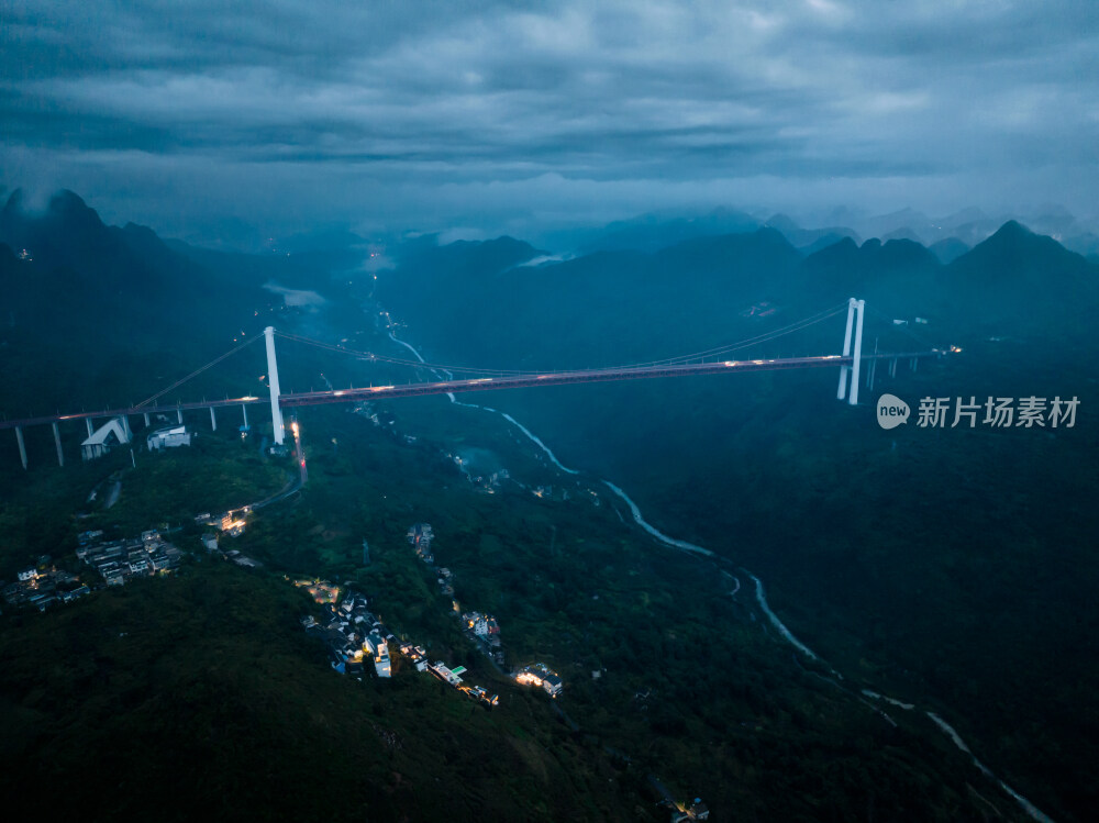 夜幕中的贵州坝陵河大桥