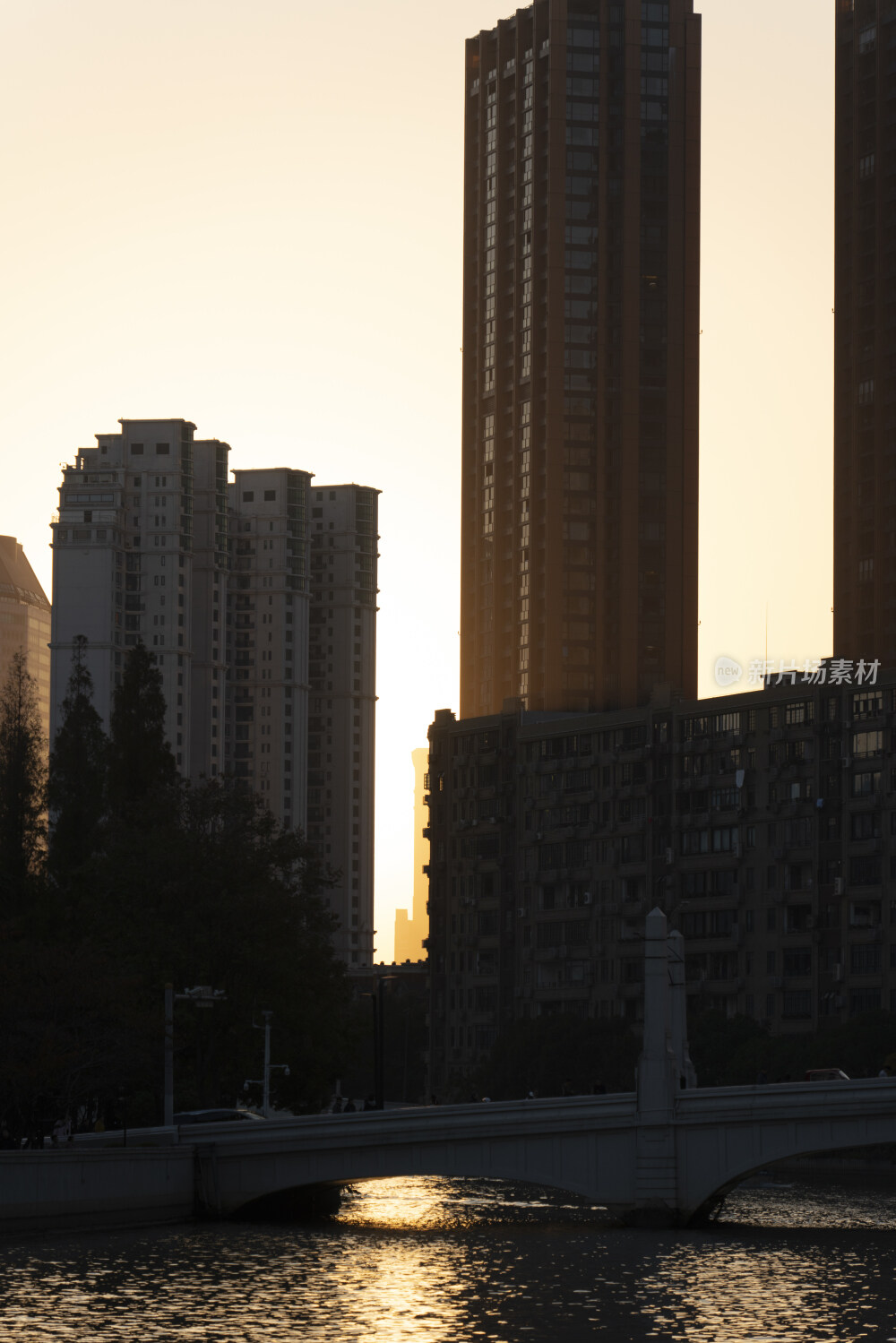 上海东方明珠的黄昏和黑夜