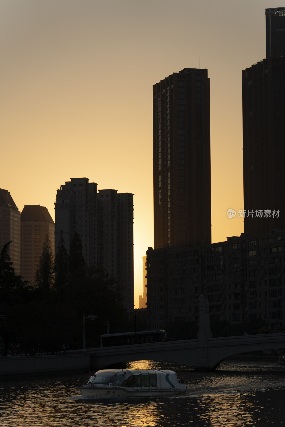 上海东方明珠的黄昏和黑夜