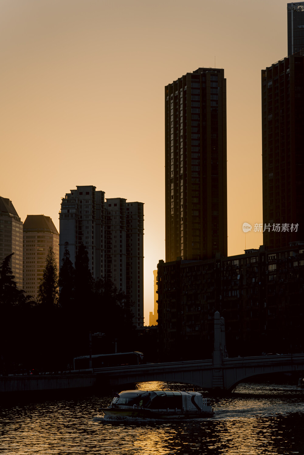 上海东方明珠的黄昏和黑夜