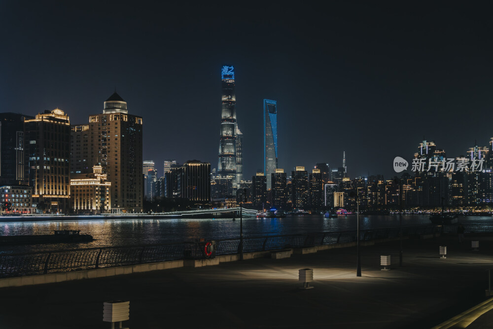 上海东方明珠的黄昏和黑夜