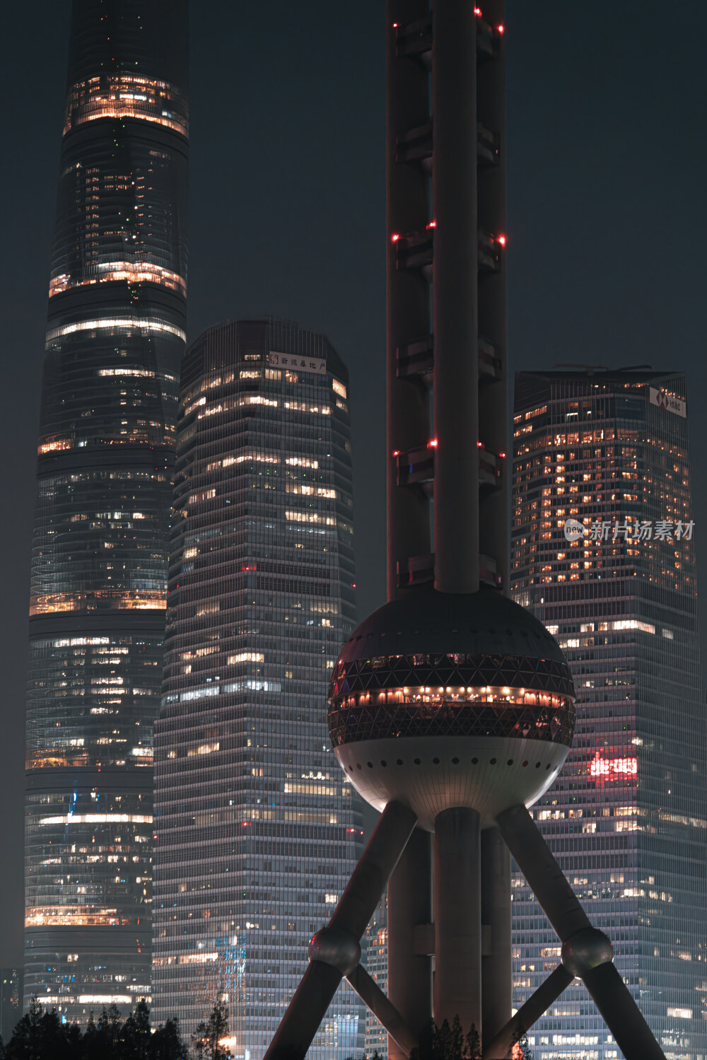 上海东方明珠的黄昏和黑夜