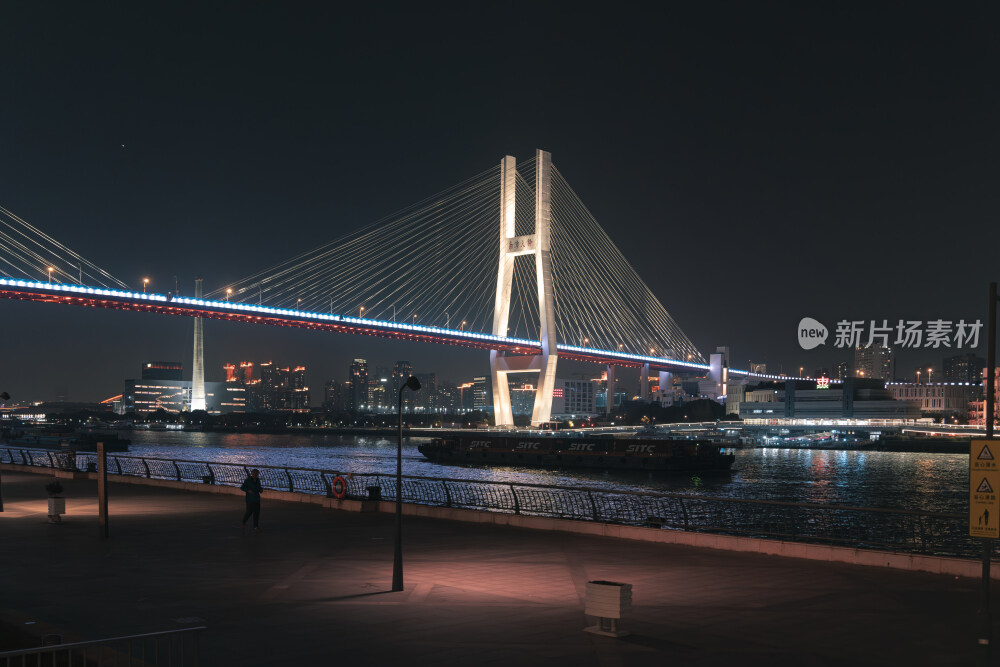 上海东方明珠的黄昏和黑夜