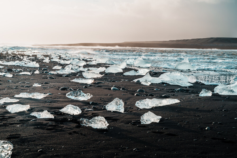 冰岛钻石沙滩上的海浪水流