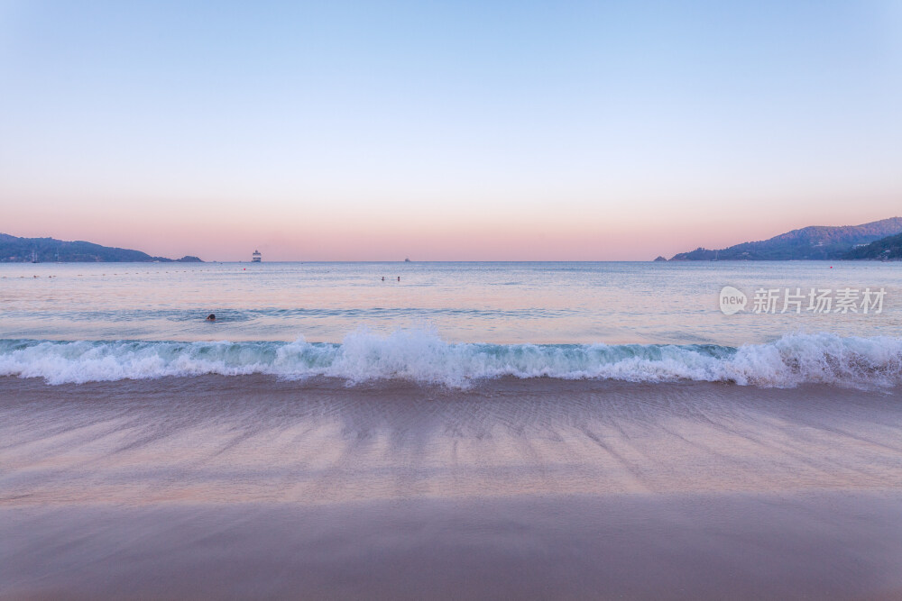 泰国普吉清晨维纳斯带中的大海