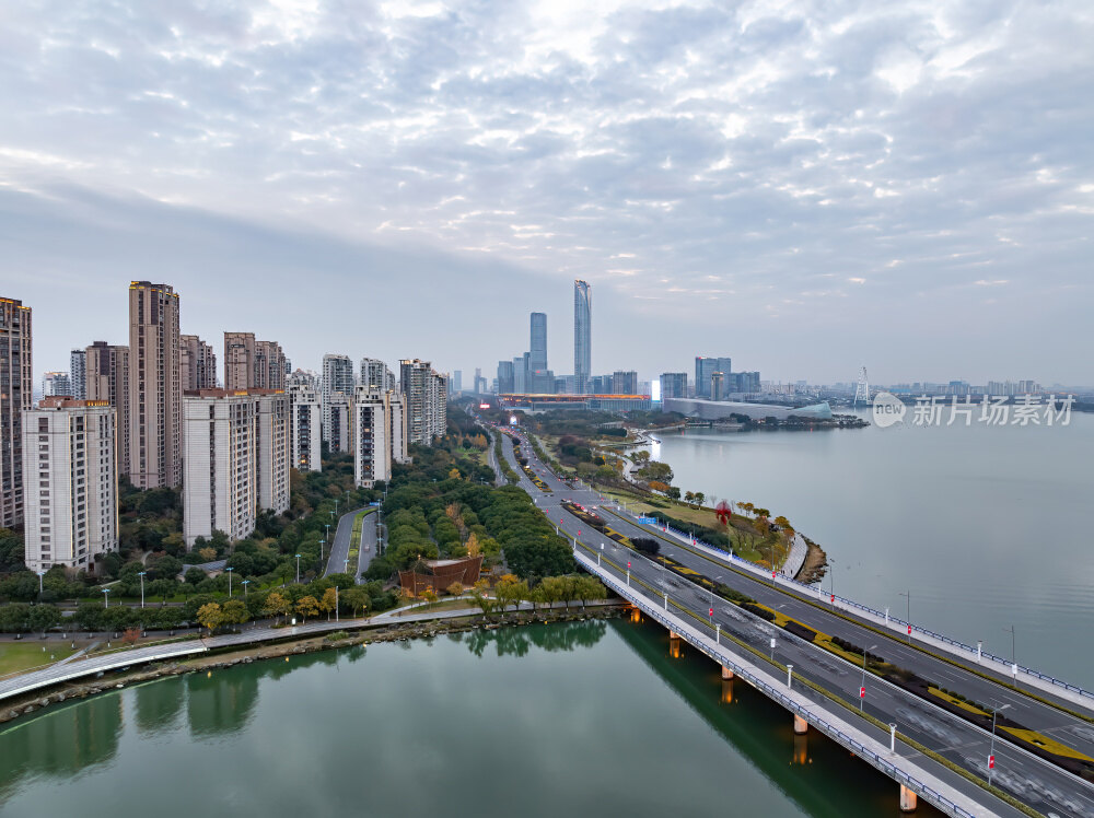 江苏苏州金鸡湖东方之门CBD日落夜景航拍