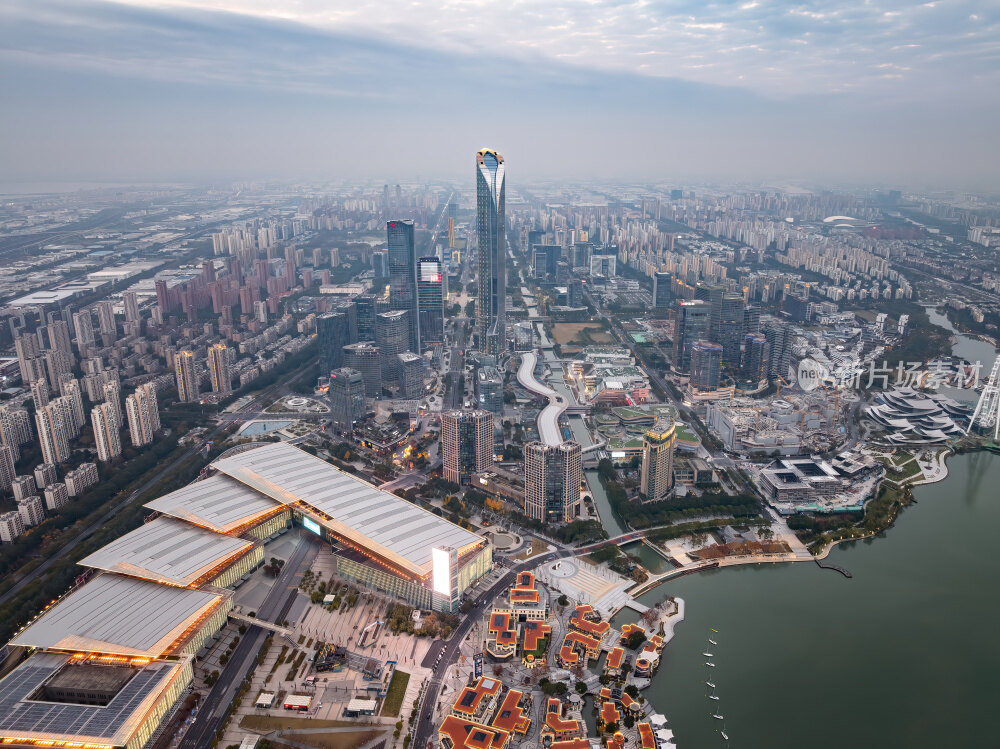 江苏苏州金鸡湖东方之门CBD日落夜景航拍