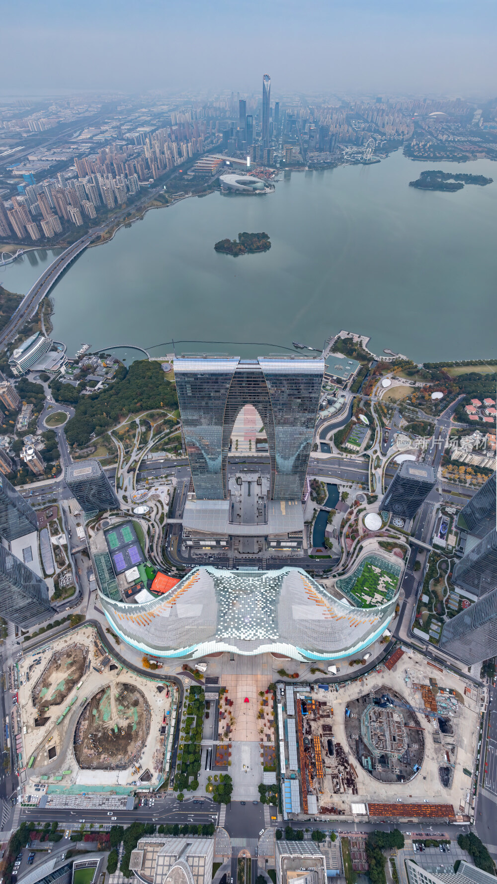 江苏苏州金鸡湖东方之门CBD日落夜景航拍