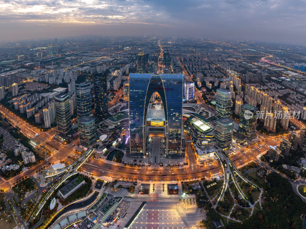 江苏苏州金鸡湖东方之门CBD日落夜景航拍