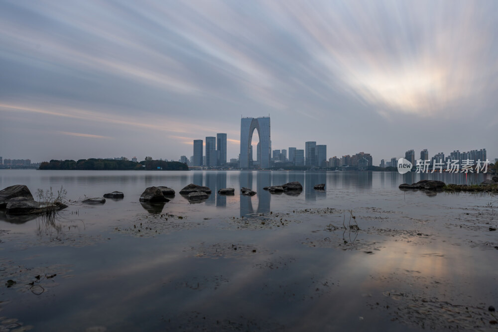江苏苏州金鸡湖东方之门CBD日落夜景