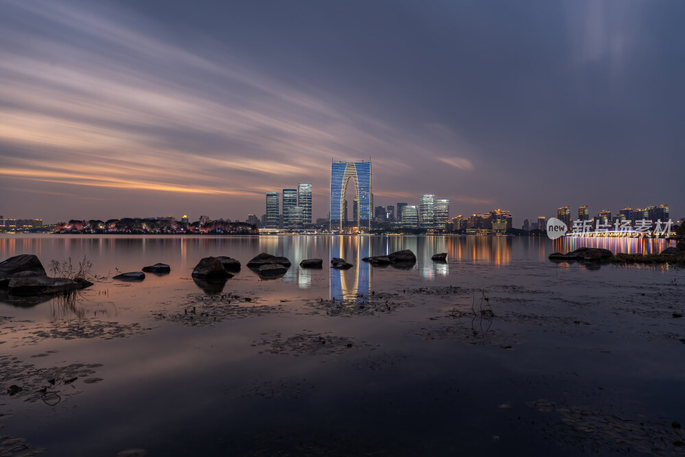 江苏苏州金鸡湖东方之门CBD日落夜景