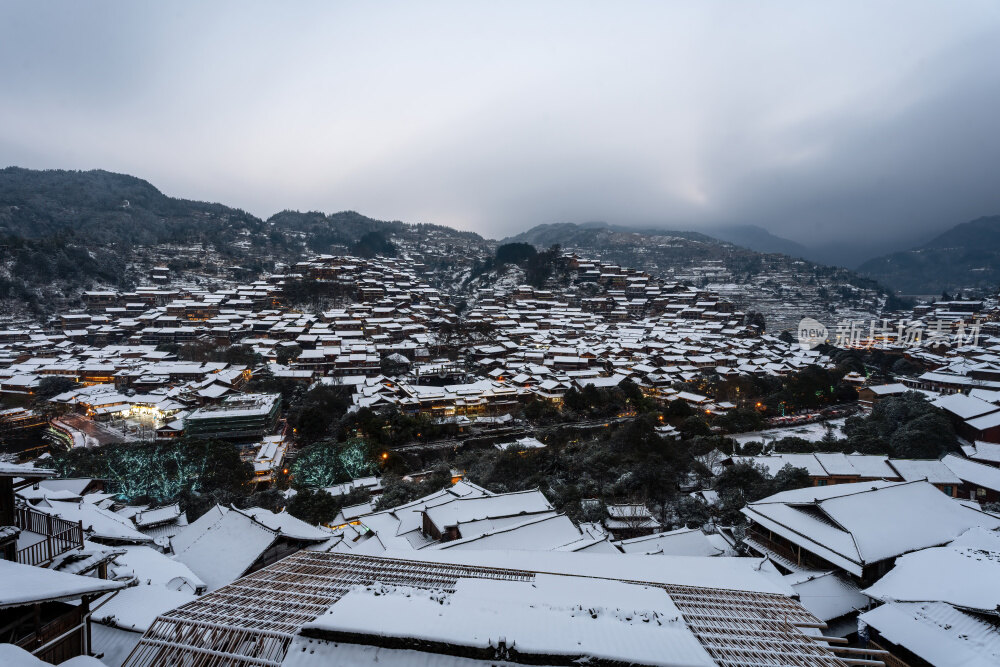 贵州黔东南苗族千户苗寨冬季蓝调夜景