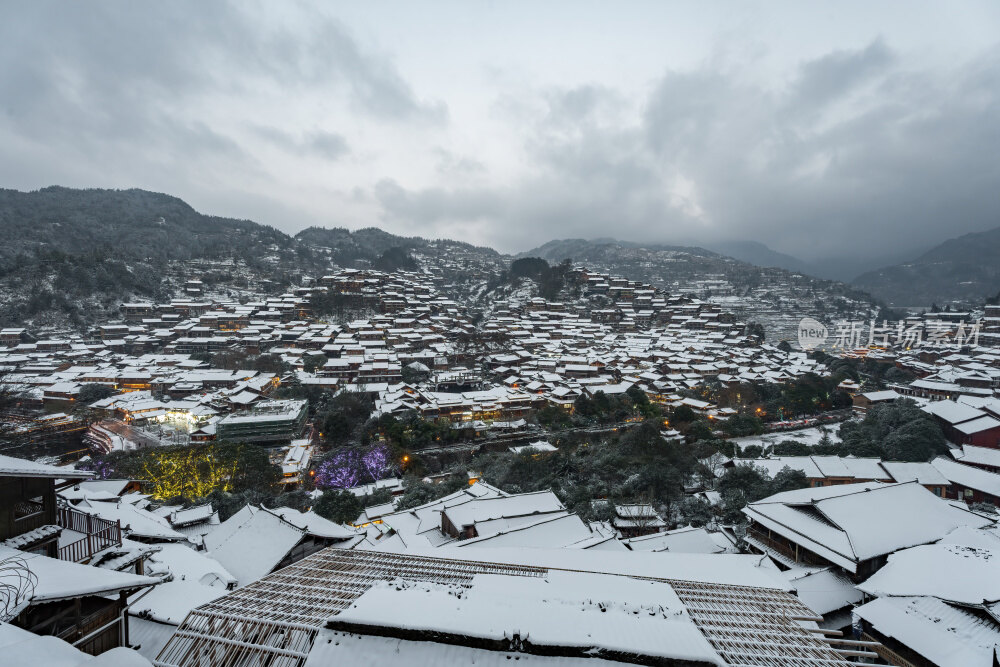 贵州黔东南苗族千户苗寨冬季蓝调夜景