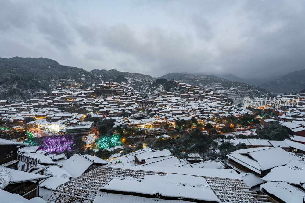 贵州黔东南苗族千户苗寨冬季蓝调夜景