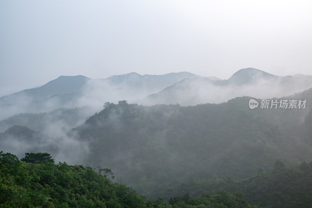 河北金山岭万里长城清晨山脉晨雾