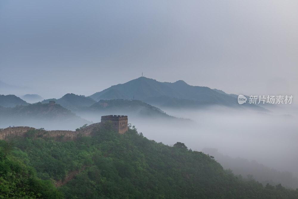河北金山岭万里长城清晨山脉晨雾