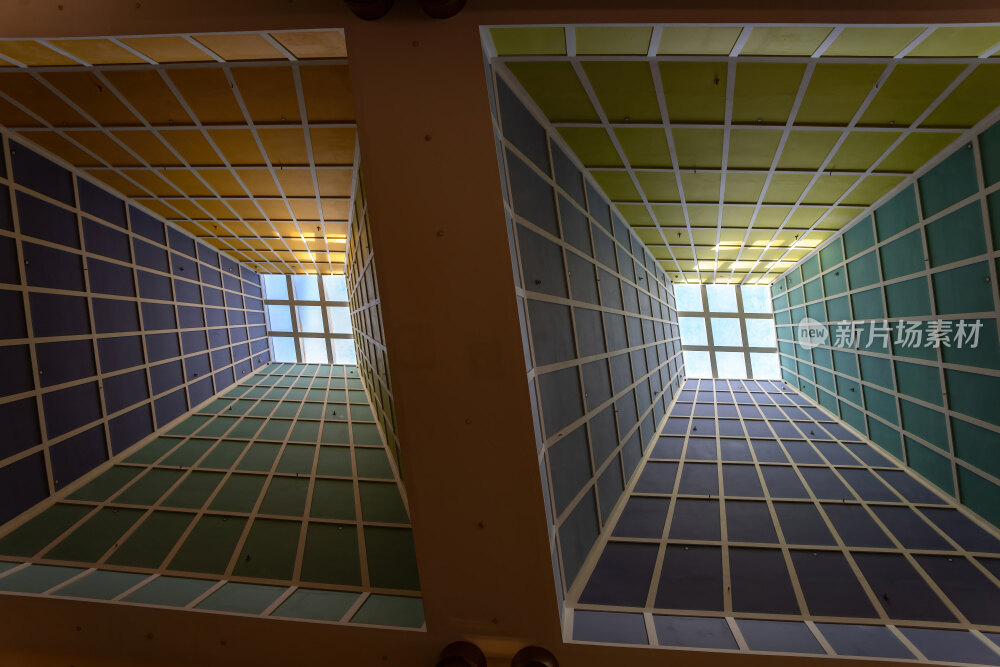 新加坡彩色几何空间光影交错的彩色方格