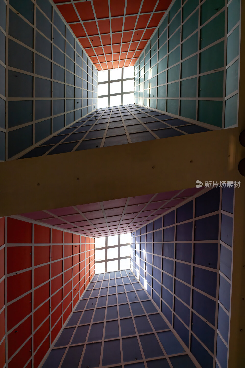 新加坡彩色几何空间光影交错的彩色方格