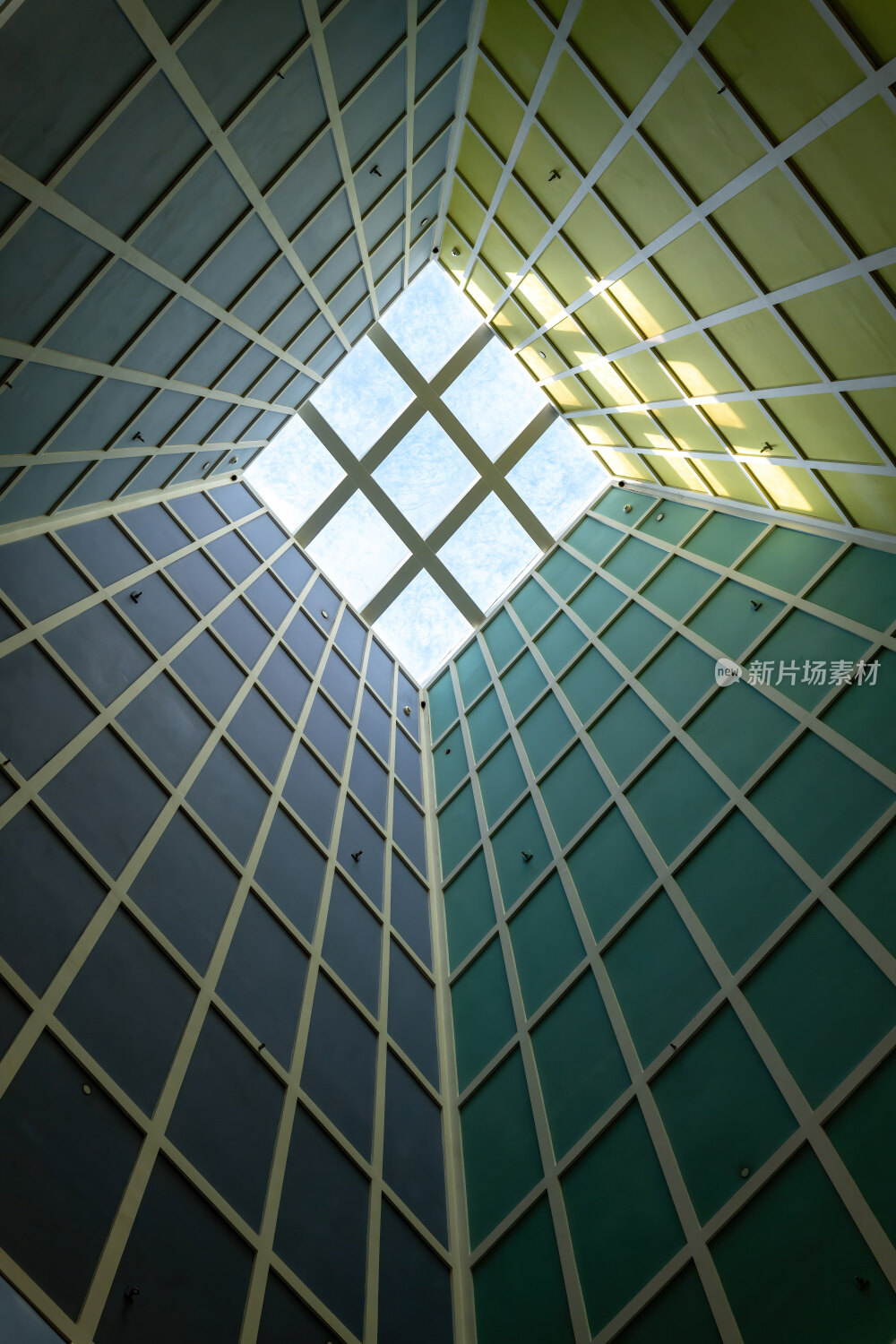 新加坡彩色几何空间光影交错的彩色方格