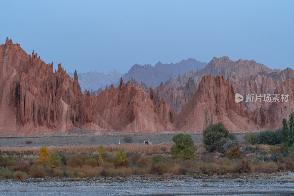 新疆南疆阿克苏库车天山红山石林丹霞大峡谷